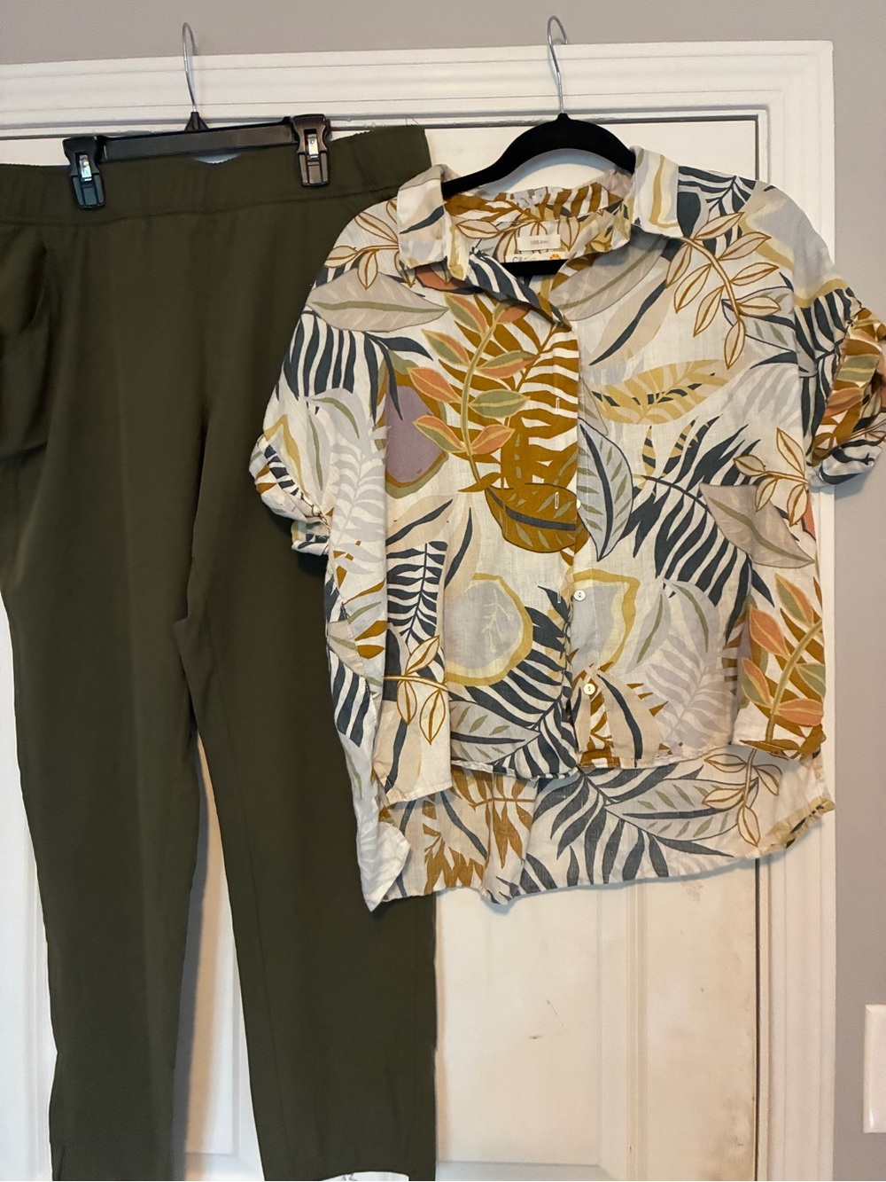 Eddie Bauer Olive Pull-On Ankle Pants with Multicolor Leaf-Print Button Shirt